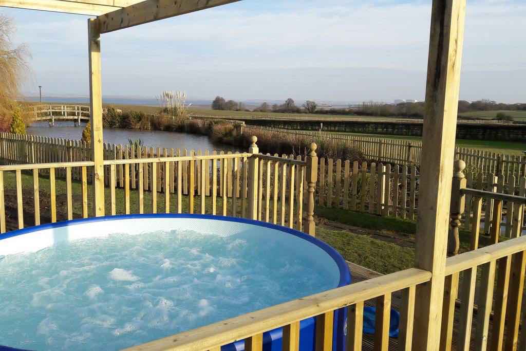 party houses with hot tubs near london