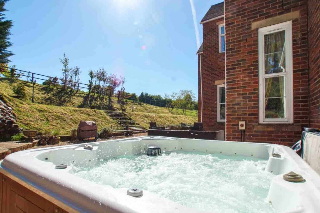 Party houses with Swimming Pools & Hot Tubs