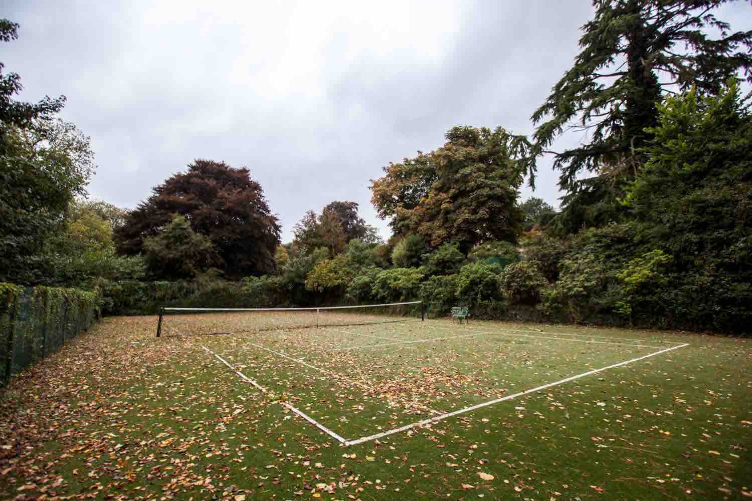holiday cottages with tennis courts