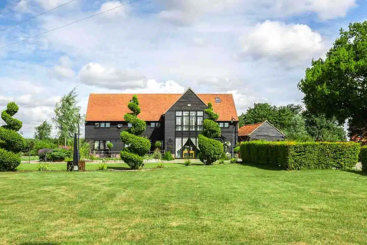 Farmhouses to Rent In Style | Party Houses
